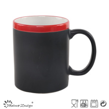 Taza cambiante de cerámica de 11oz. Etiqueta negra con borde rojo